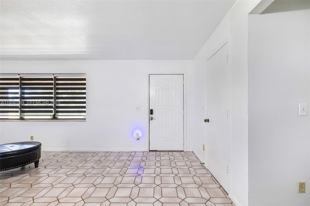 En Venta: $690,000 (3 camas, 2 baños, 2098 Pies cuadrados)