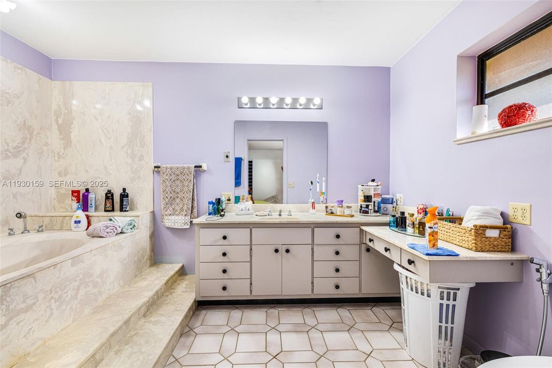 En Venta: $690,000 (3 camas, 2 baños, 2098 Pies cuadrados)