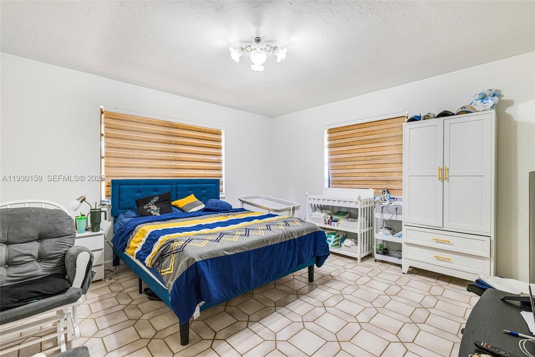 En Venta: $690,000 (3 camas, 2 baños, 2098 Pies cuadrados)