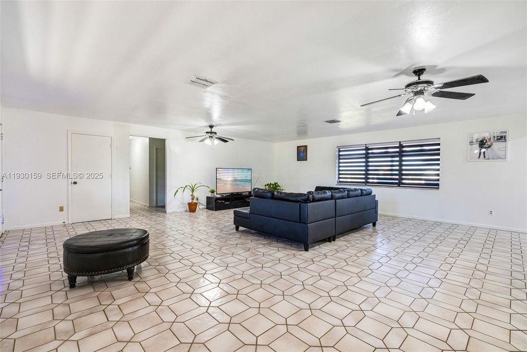 En Venta: $690,000 (3 camas, 2 baños, 2098 Pies cuadrados)