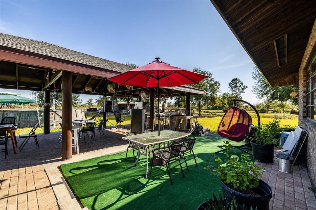 En Venta: $690,000 (3 camas, 2 baños, 2098 Pies cuadrados)