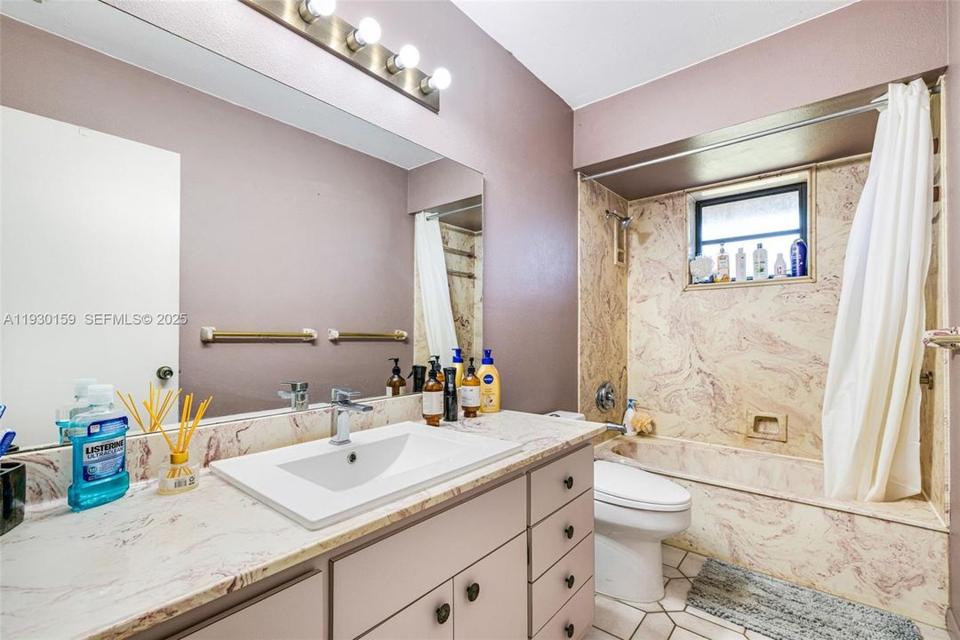 En Venta: $690,000 (3 camas, 2 baños, 2098 Pies cuadrados)