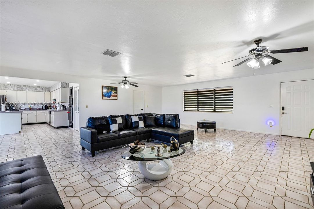 En Venta: $690,000 (3 camas, 2 baños, 2098 Pies cuadrados)