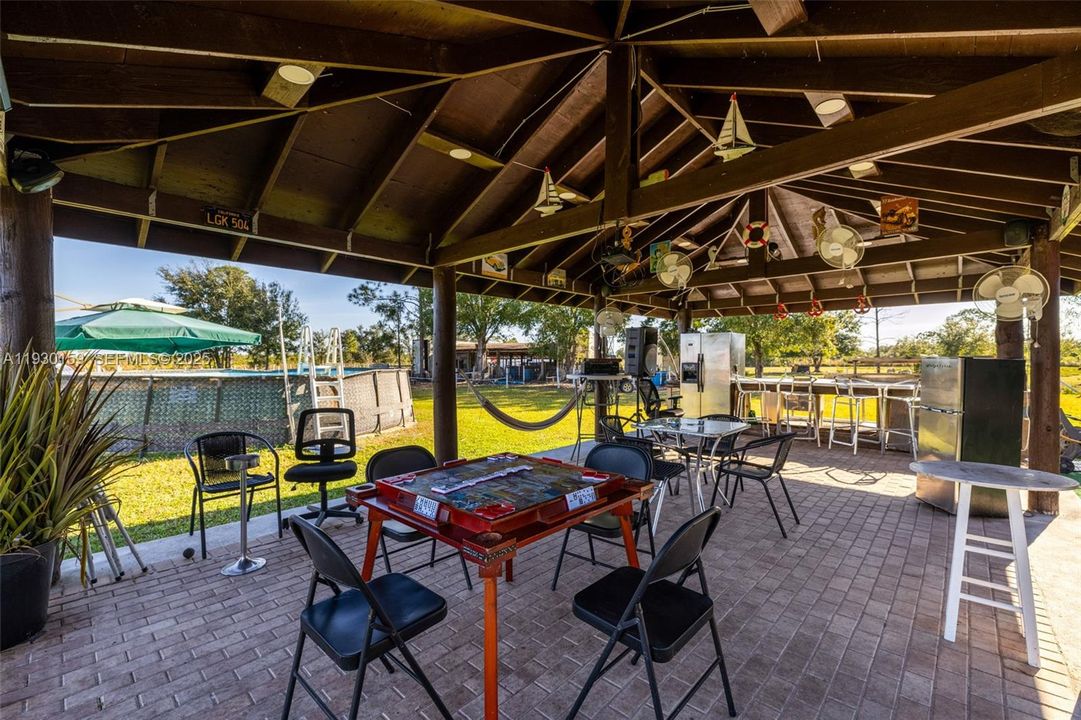 En Venta: $690,000 (3 camas, 2 baños, 2098 Pies cuadrados)