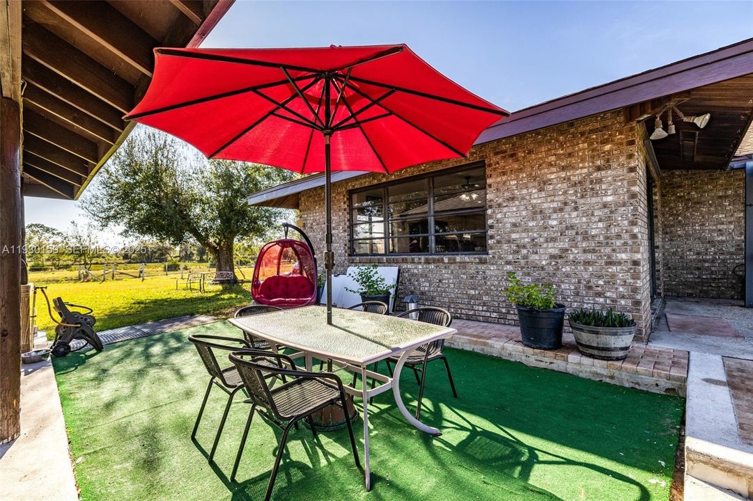 En Venta: $690,000 (3 camas, 2 baños, 2098 Pies cuadrados)