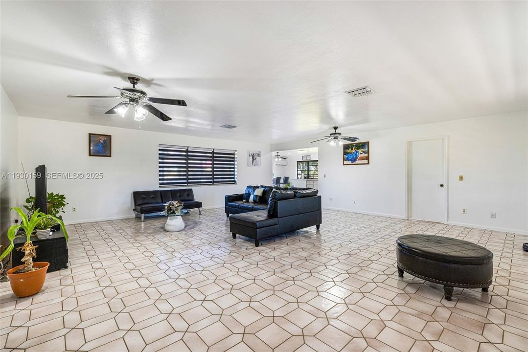 En Venta: $690,000 (3 camas, 2 baños, 2098 Pies cuadrados)