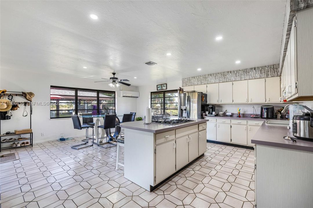 En Venta: $690,000 (3 camas, 2 baños, 2098 Pies cuadrados)