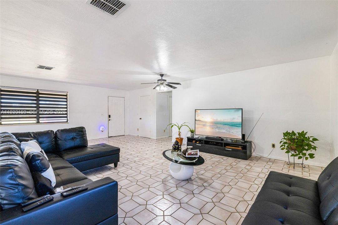 En Venta: $690,000 (3 camas, 2 baños, 2098 Pies cuadrados)