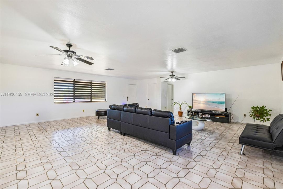 En Venta: $690,000 (3 camas, 2 baños, 2098 Pies cuadrados)