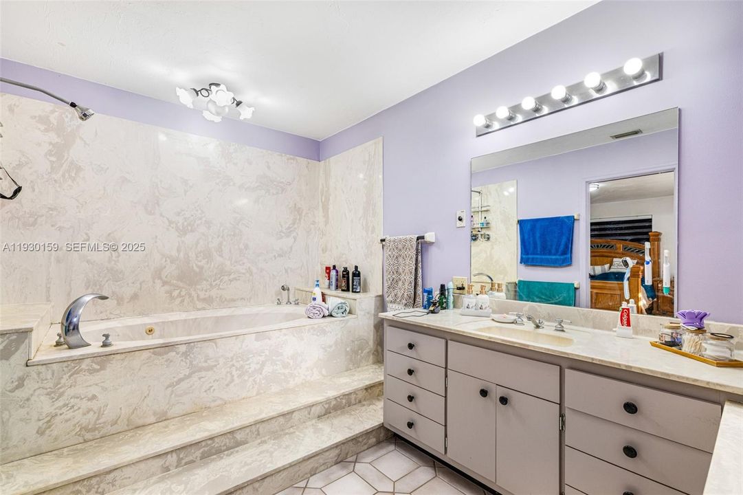 En Venta: $690,000 (3 camas, 2 baños, 2098 Pies cuadrados)