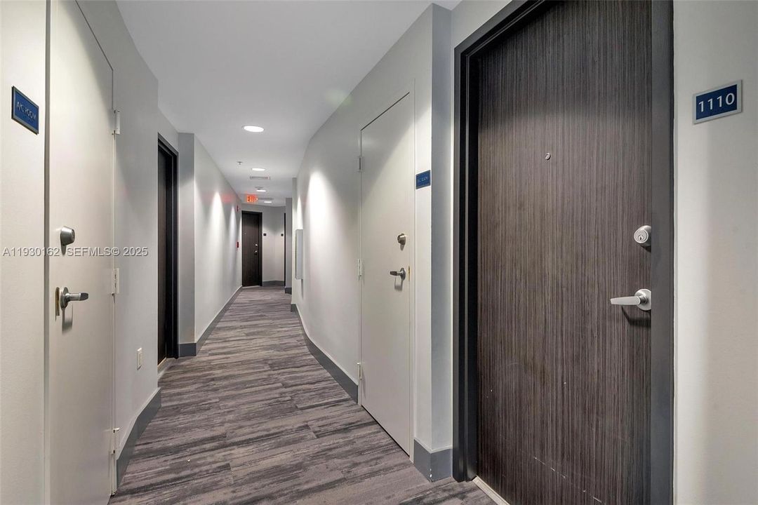 出租: $3,875 (1 贝兹, 1 浴室, 881 平方英尺)