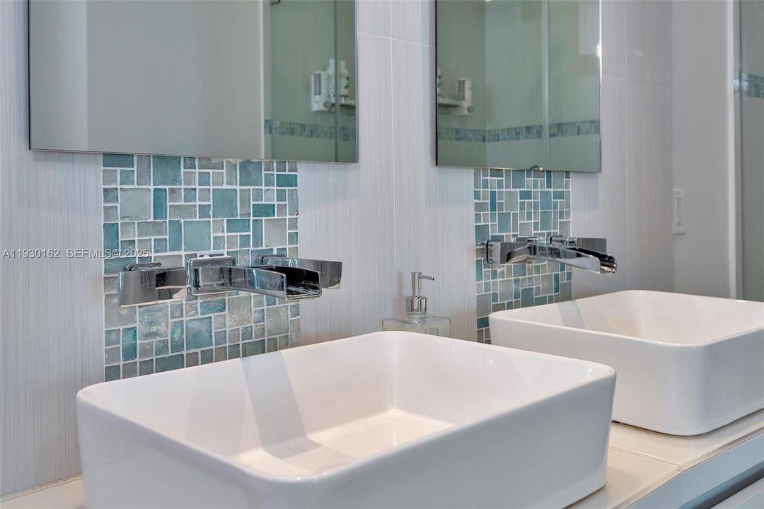 出租: $3,875 (1 贝兹, 1 浴室, 881 平方英尺)