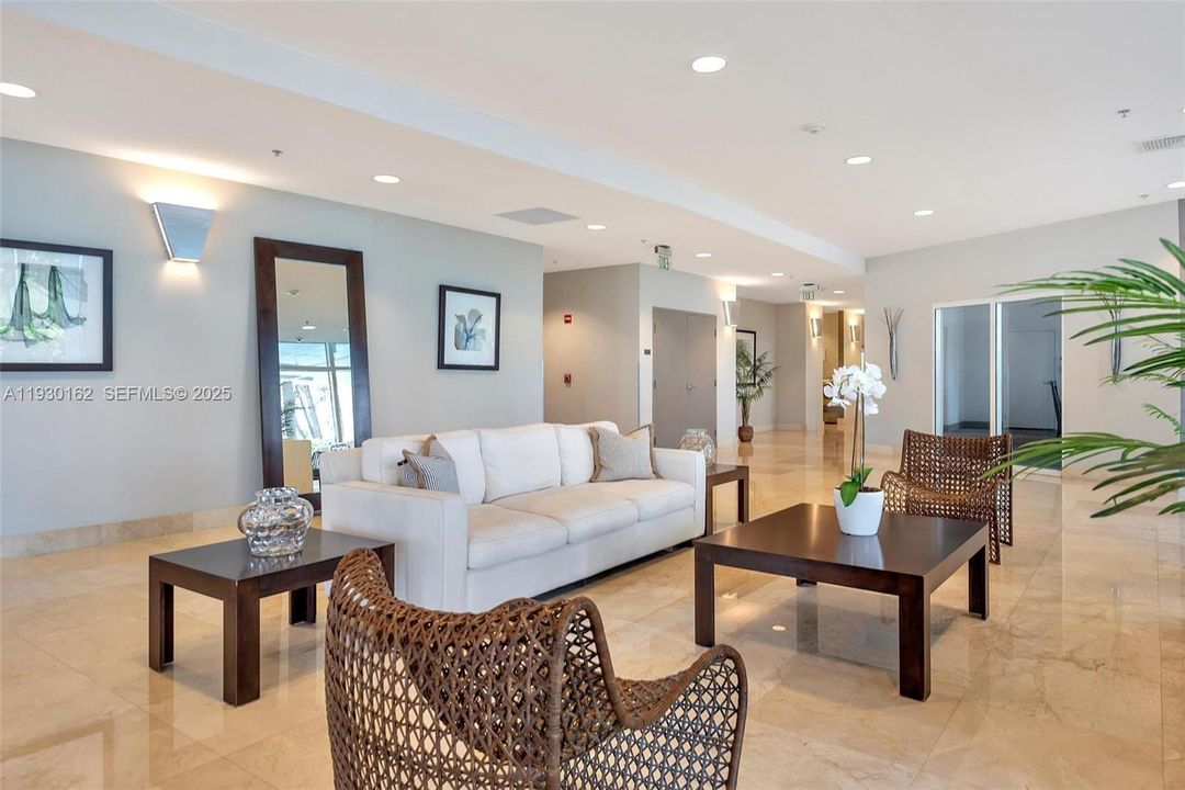 出租: $3,875 (1 贝兹, 1 浴室, 881 平方英尺)