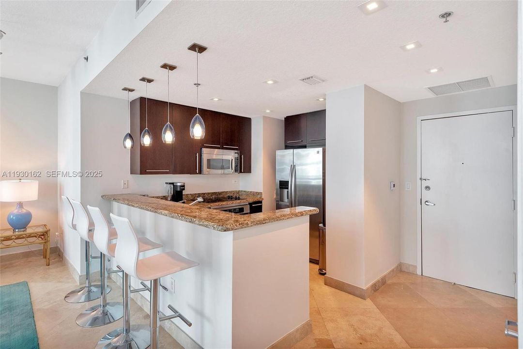 出租: $3,875 (1 贝兹, 1 浴室, 881 平方英尺)