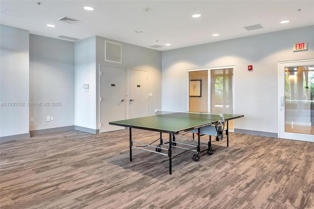 出租: $3,875 (1 贝兹, 1 浴室, 881 平方英尺)