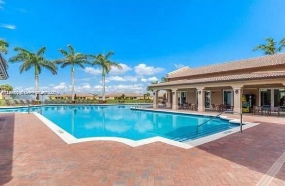 For Rent: $2,200 (3 beds, 3 baths, 1234 Square Feet)