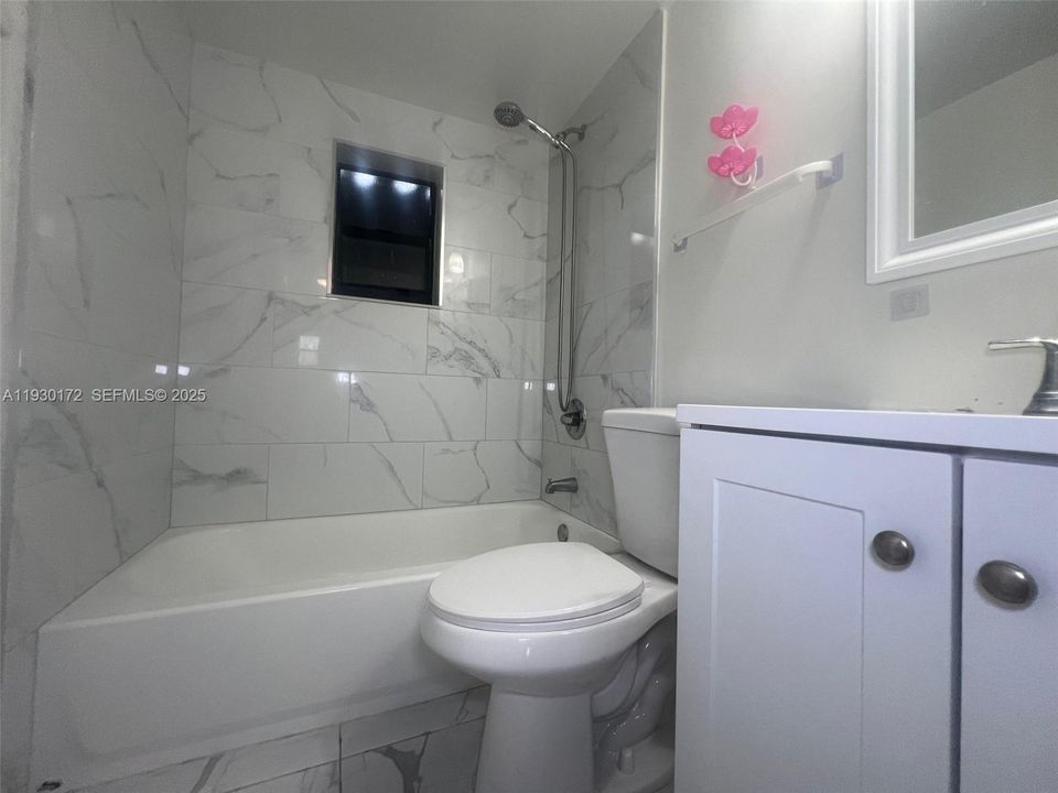 出租: $1,900 (2 贝兹, 1 浴室, 864 平方英尺)