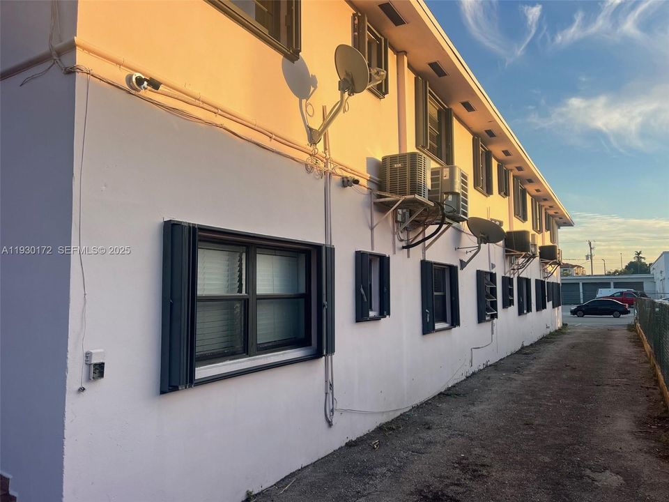 出租: $1,900 (2 贝兹, 1 浴室, 864 平方英尺)