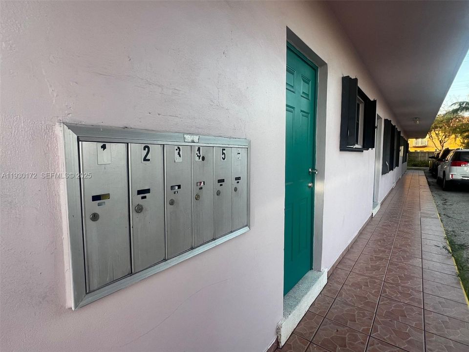 出租: $1,900 (2 贝兹, 1 浴室, 864 平方英尺)