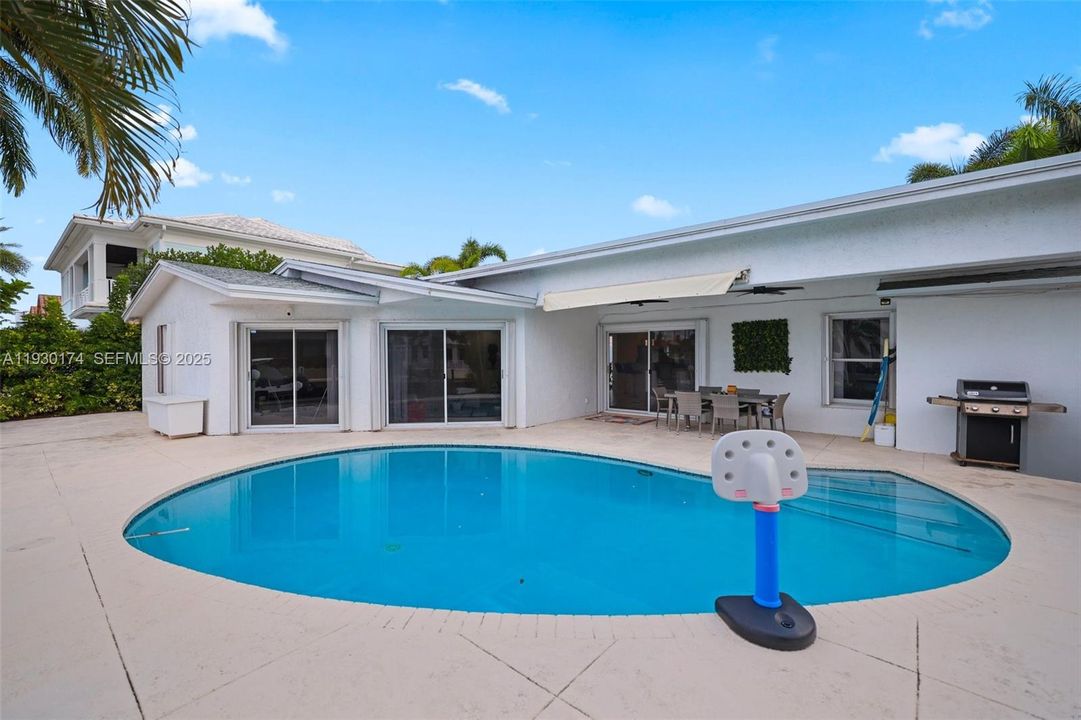 For Sale: $1,745,000 (3 beds, 3 baths, 1998 Square Feet)