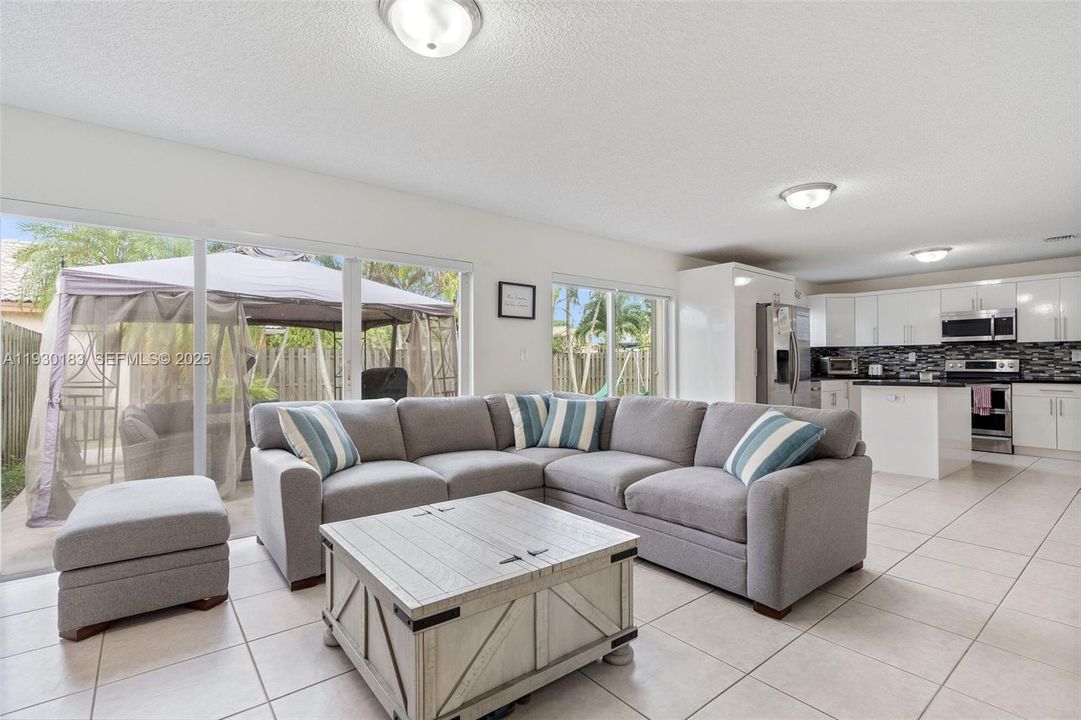 For Sale: $699,999 (4 beds, 2 baths, 2515 Square Feet)