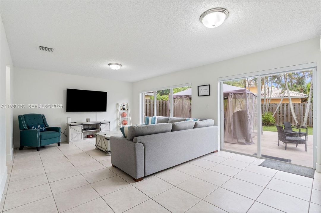 For Sale: $699,999 (4 beds, 2 baths, 2515 Square Feet)