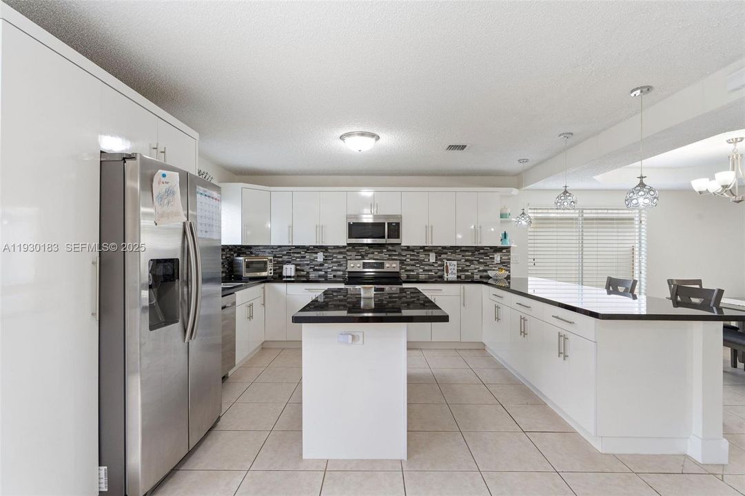 For Sale: $699,999 (4 beds, 2 baths, 2515 Square Feet)