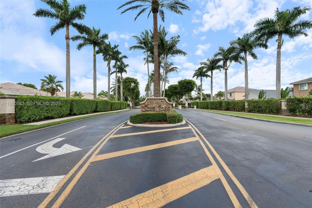 For Sale: $699,999 (4 beds, 2 baths, 2515 Square Feet)