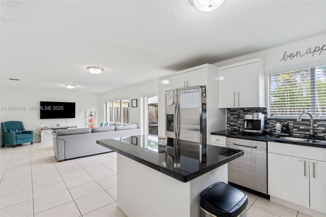 For Sale: $699,999 (4 beds, 2 baths, 2515 Square Feet)