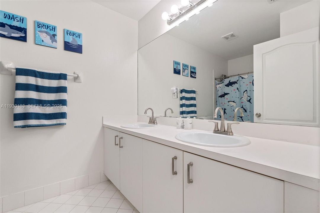 For Sale: $699,999 (4 beds, 2 baths, 2515 Square Feet)