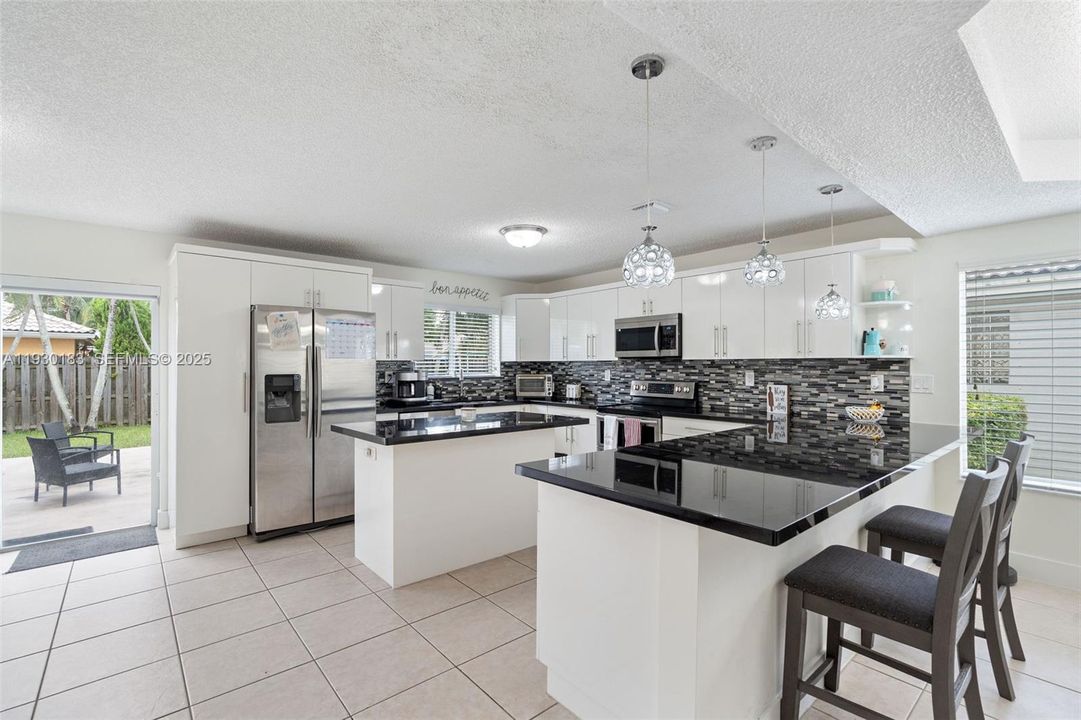 For Sale: $699,999 (4 beds, 2 baths, 2515 Square Feet)