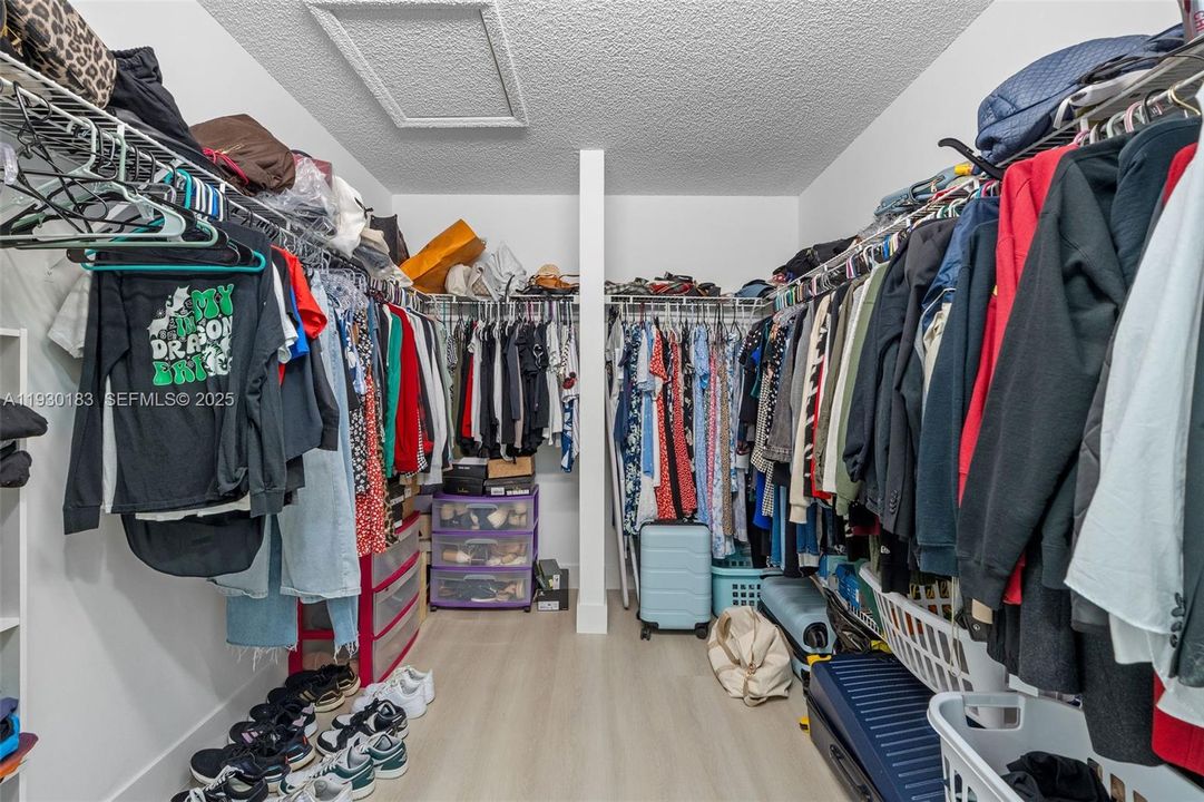 For Sale: $699,999 (4 beds, 2 baths, 2515 Square Feet)