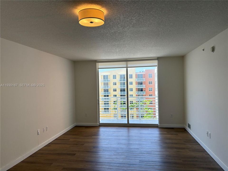 For Sale: $360,000 (1 beds, 1 baths, 835 Square Feet)