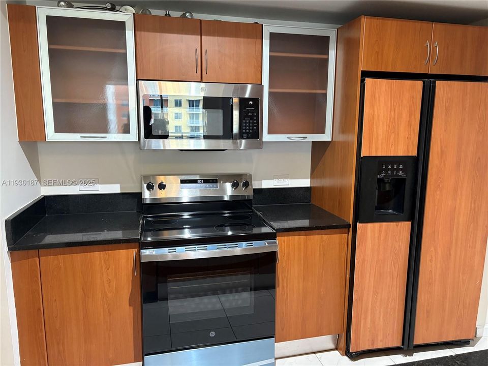 For Sale: $360,000 (1 beds, 1 baths, 835 Square Feet)