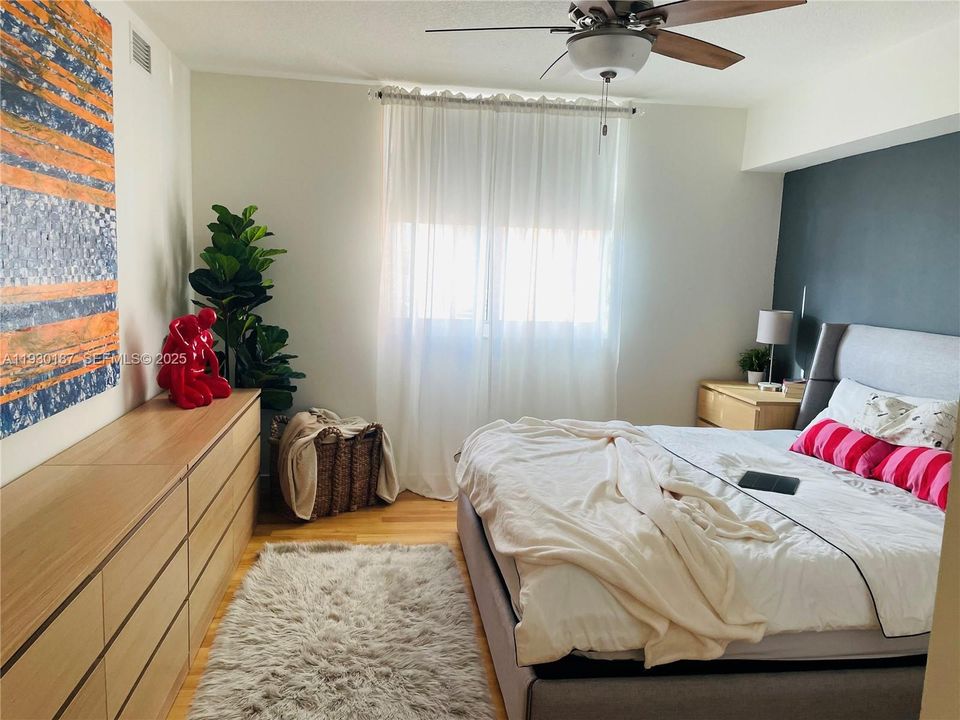 For Sale: $360,000 (1 beds, 1 baths, 835 Square Feet)