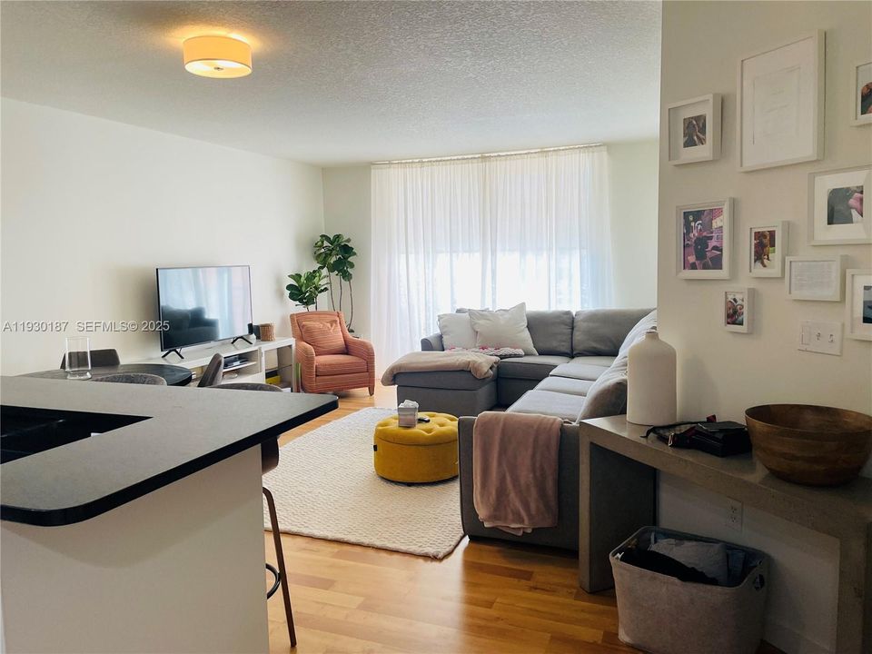 For Sale: $360,000 (1 beds, 1 baths, 835 Square Feet)