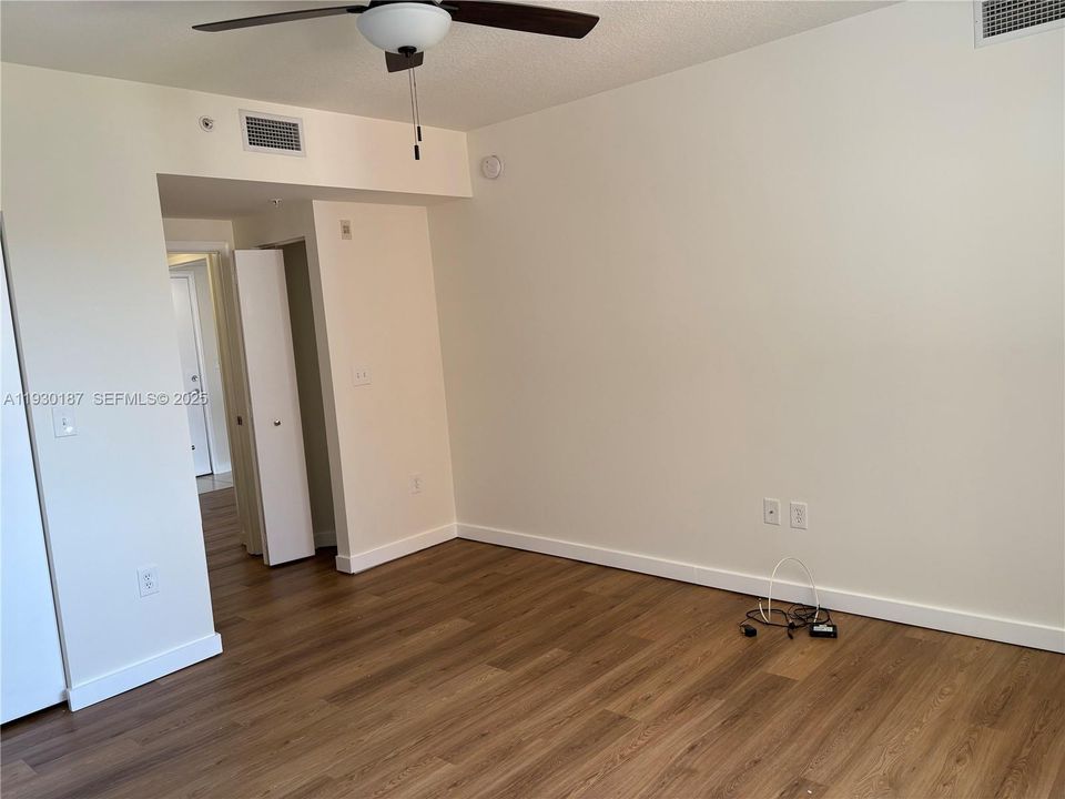 For Sale: $360,000 (1 beds, 1 baths, 835 Square Feet)
