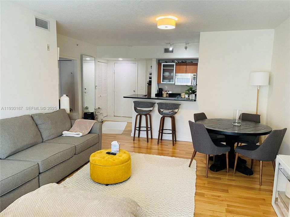 For Sale: $360,000 (1 beds, 1 baths, 835 Square Feet)