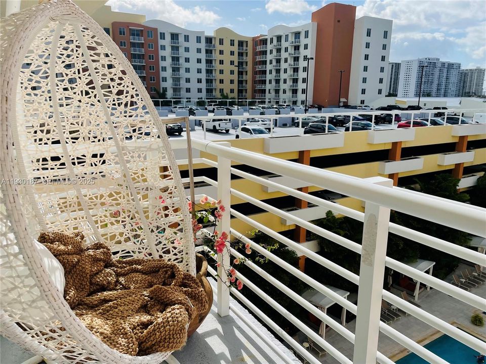 For Sale: $360,000 (1 beds, 1 baths, 835 Square Feet)