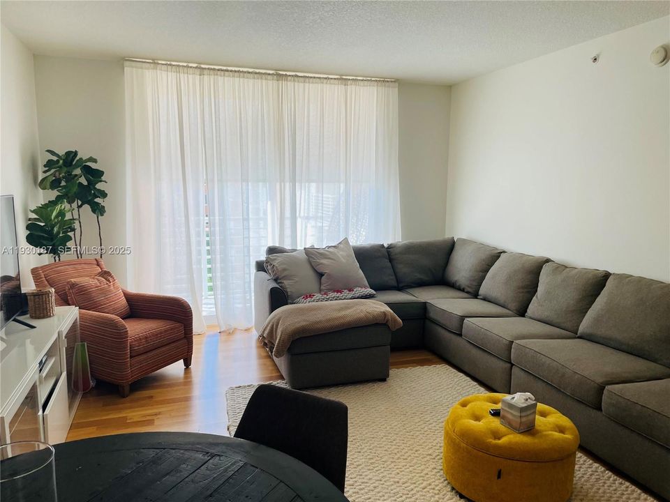 For Sale: $360,000 (1 beds, 1 baths, 835 Square Feet)