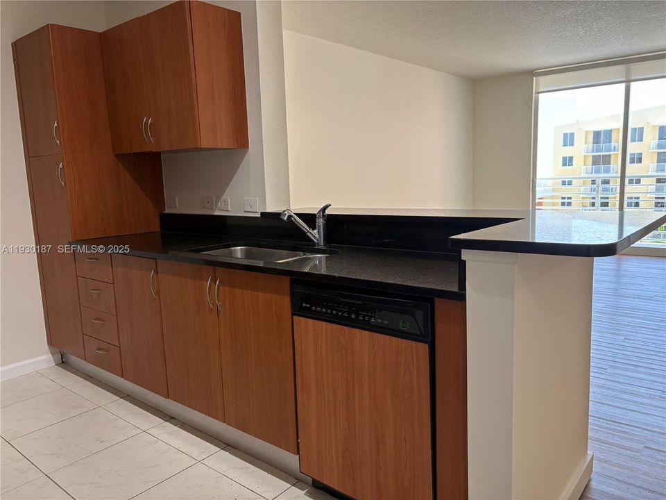 For Sale: $360,000 (1 beds, 1 baths, 835 Square Feet)