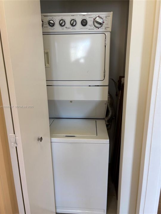 For Sale: $360,000 (1 beds, 1 baths, 835 Square Feet)