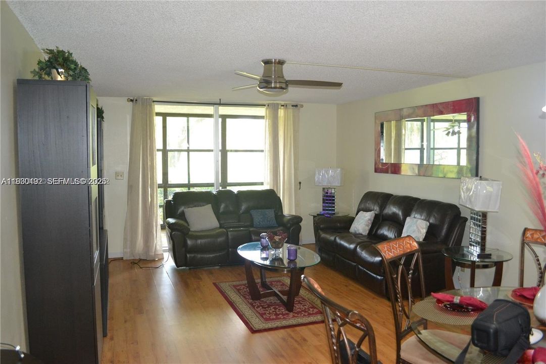 For Sale: $129,000 (1 beds, 2 baths, 960 Square Feet)