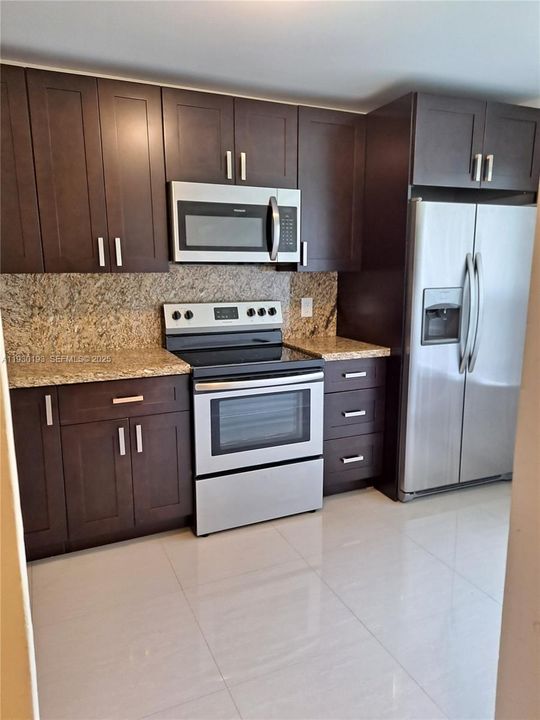 На продажу: $267,990 (2 спален, 2 ванн, 1084 Квадратных фут)