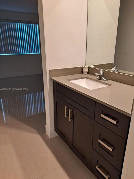 На продажу: $267,990 (2 спален, 2 ванн, 1084 Квадратных фут)