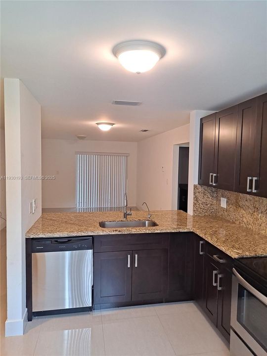 На продажу: $267,990 (2 спален, 2 ванн, 1084 Квадратных фут)