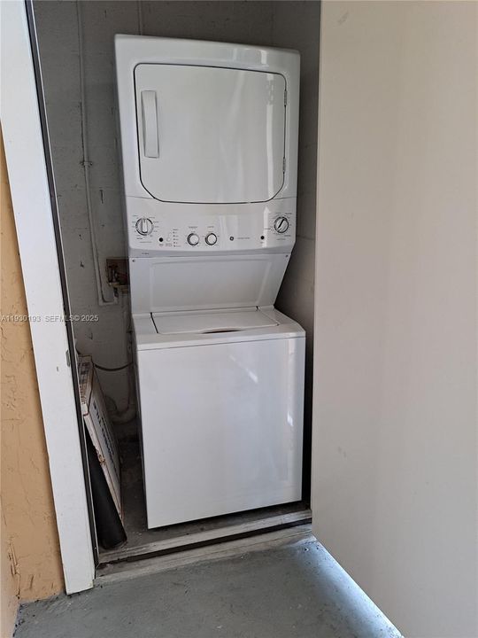 На продажу: $267,990 (2 спален, 2 ванн, 1084 Квадратных фут)