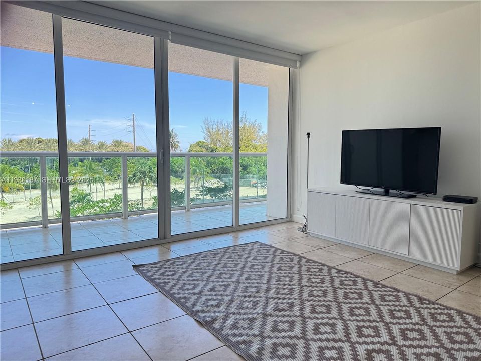 出租: $2,450 (1 贝兹, 1 浴室, 991 平方英尺)