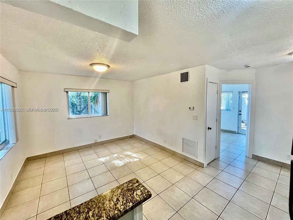 For Rent: $1,350 (1 beds, 1 baths, 435 Square Feet)