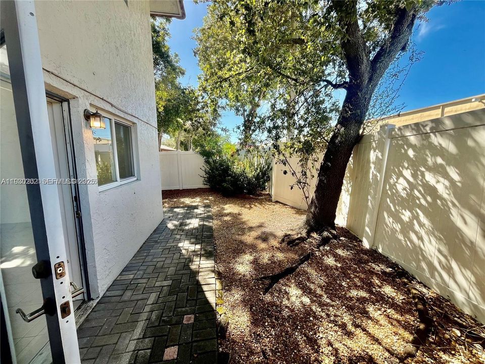 For Rent: $1,350 (1 beds, 1 baths, 435 Square Feet)